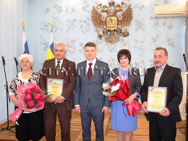 Шахтинские семьи наградили Знаком Губернатора Ростовской области «Во благо семьи и общества»